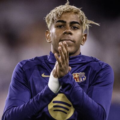 Lamine Yamal calentando para la final de la Copa del Rey.